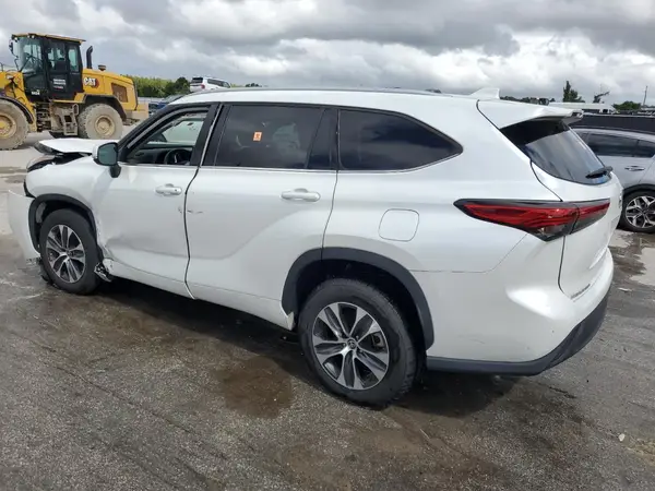 5TDGZRAHXNS551425 2022 TOYOTA HIGHLANDER - Image 2