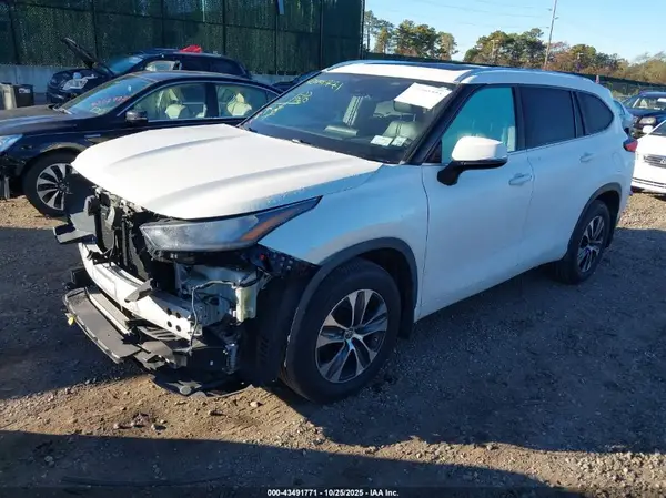 5TDGZRBH0LS510748 2020 TOYOTA HIGHLANDER - Image 2