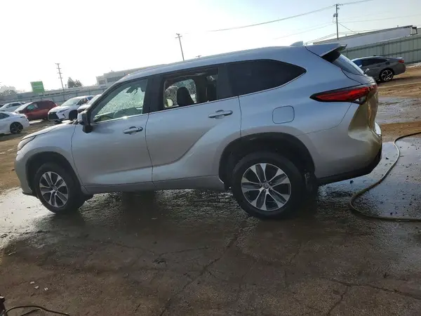 5TDGZRBH0MS058673 2021 TOYOTA HIGHLANDER - Image 2