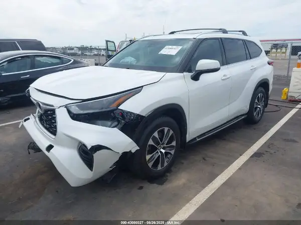 5TDGZRBH0MS063548 2021 TOYOTA HIGHLANDER - Image 2