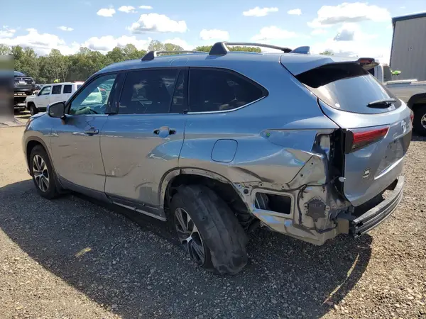 5TDGZRBH0MS108262 2021 TOYOTA HIGHLANDER - Image 2