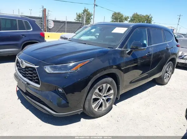 5TDGZRBH0MS125496 2021 TOYOTA HIGHLANDER - Image 2