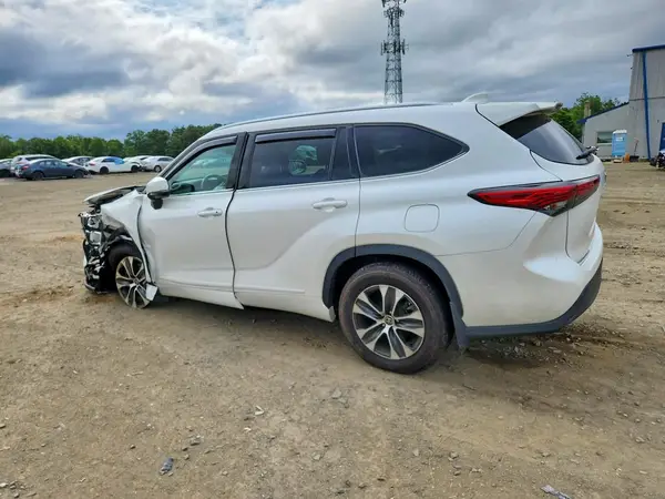 5TDGZRBH0MS128561 2021 TOYOTA HIGHLANDER - Image 2