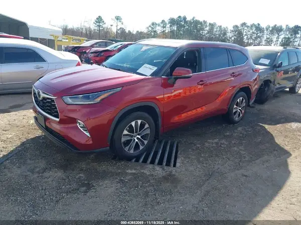 5TDGZRBH0MS137163 2021 TOYOTA HIGHLANDER - Image 2