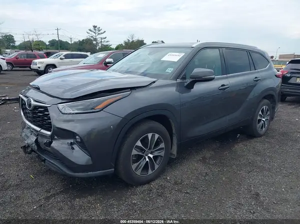 5TDGZRBH0MS145909 2021 TOYOTA HIGHLANDER - Image 2