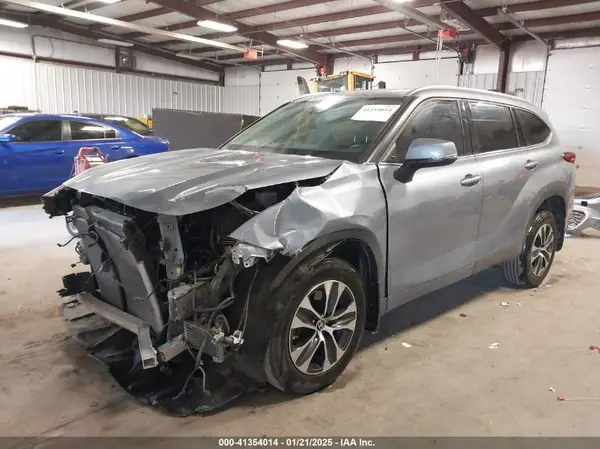 5TDGZRBH0MS148244 2021 TOYOTA HIGHLANDER - Image 2