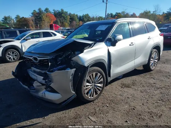 5TDGZRBH0MS155176 2021 TOYOTA HIGHLANDER - Image 2