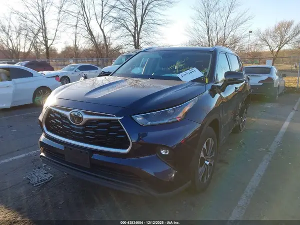 5TDGZRBH0MS524733 2021 TOYOTA HIGHLANDER - Image 2