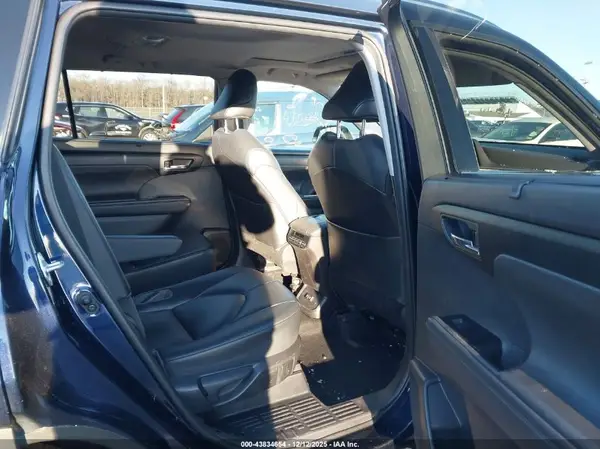5TDGZRBH0MS524733 2021 TOYOTA HIGHLANDER - Image 8