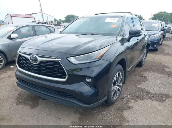 5TDGZRBH0MS526451 2021 TOYOTA HIGHLANDER - Image 2
