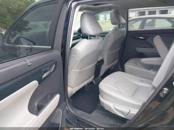 5TDGZRBH0MS526451 2021 TOYOTA HIGHLANDER - Image 8