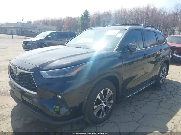 5TDGZRBH0MS527146 2021 TOYOTA HIGHLANDER - Image 2