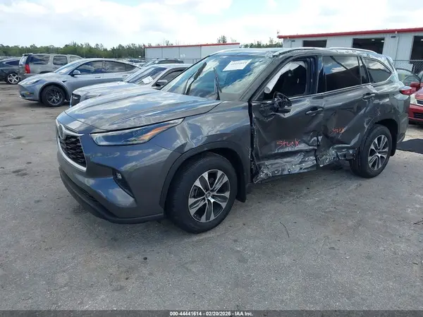 5TDGZRBH0MS533741 2021 TOYOTA HIGHLANDER - Image 2