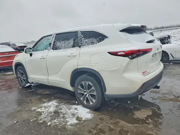 5TDGZRBH0MS540365 2021 TOYOTA HIGHLANDER - Image 2
