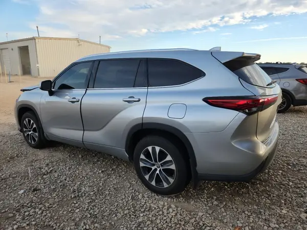 5TDGZRBH0MS547722 2021 TOYOTA HIGHLANDER - Image 2