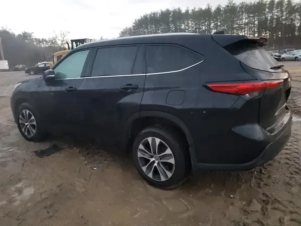 5TDGZRBH0MS549714 2021 TOYOTA HIGHLANDER - Image 2