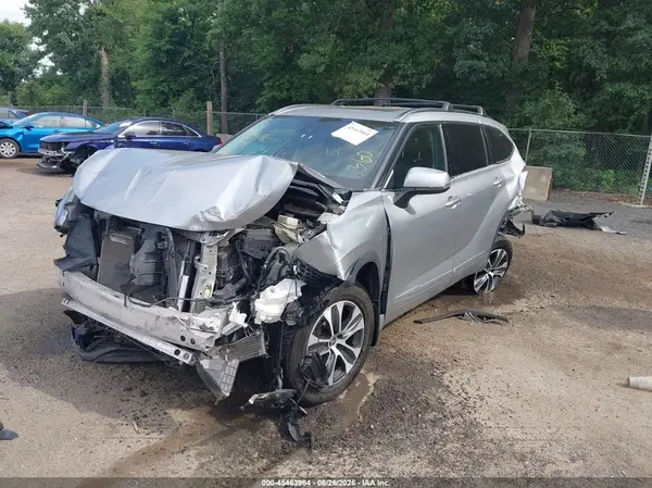 5TDGZRBH0MS555397 2021 TOYOTA HIGHLANDER - Image 2
