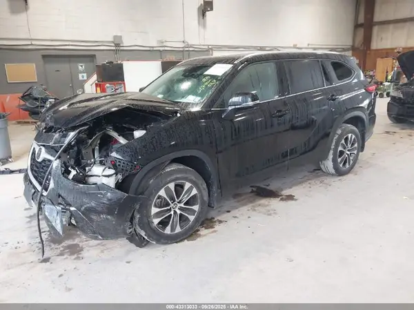 5TDGZRBH0MS555870 2021 TOYOTA HIGHLANDER - Image 2