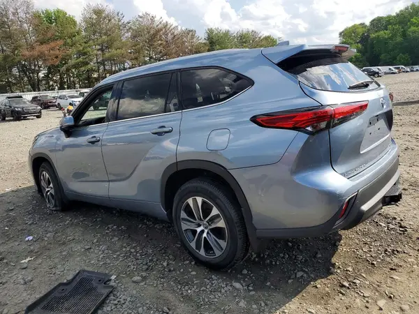 5TDGZRBH0NS163179 2022 TOYOTA HIGHLANDER - Image 2