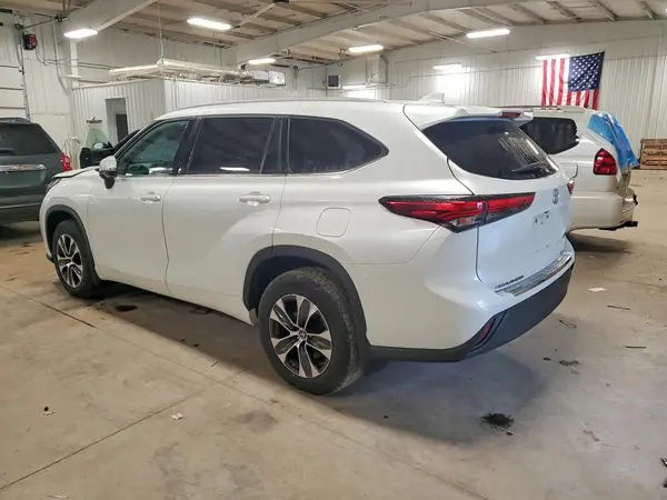 5TDGZRBH0NS167782 2022 TOYOTA HIGHLANDER - Image 2