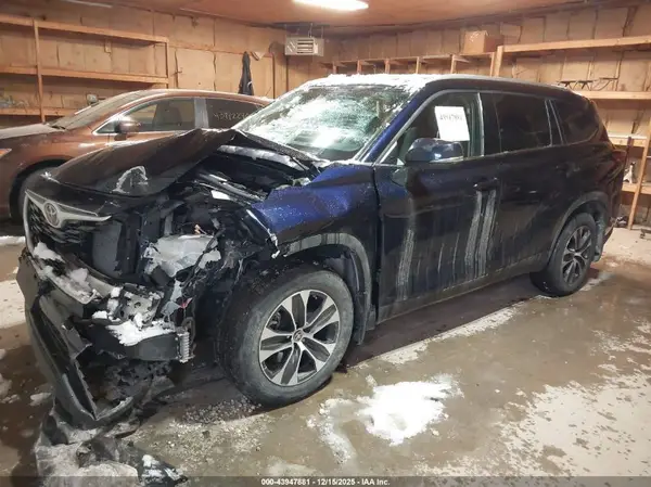 5TDGZRBH0NS176370 2022 TOYOTA HIGHLANDER - Image 2