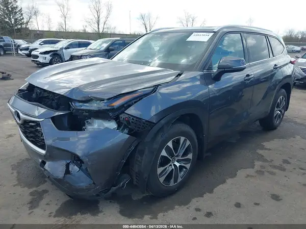 5TDGZRBH0NS176952 2022 TOYOTA HIGHLANDER - Image 2