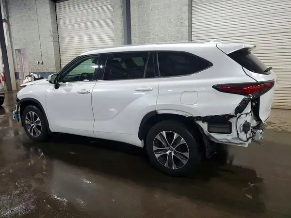 5TDGZRBH0NS179138 2022 TOYOTA HIGHLANDER - Image 2