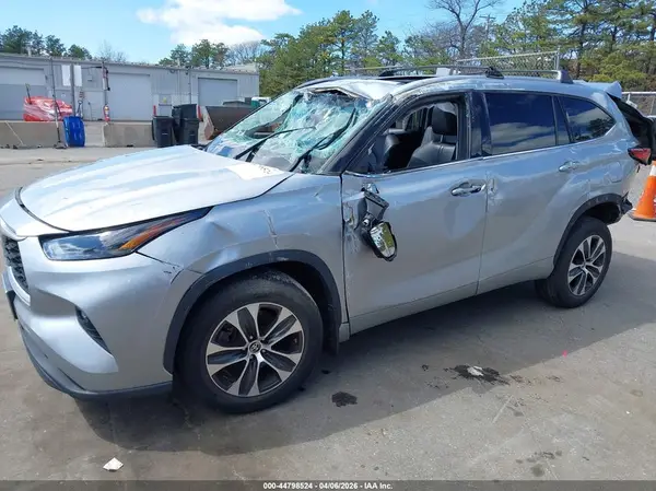 5TDGZRBH0NS180032 2022 TOYOTA HIGHLANDER - Image 2