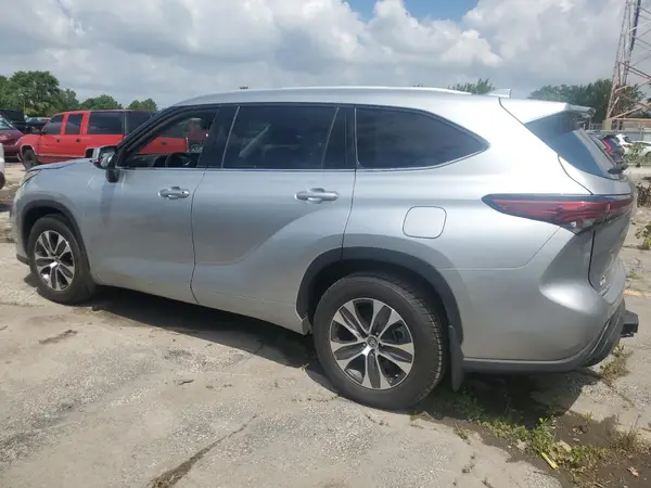 5TDGZRBH0NS184419 2022 TOYOTA HIGHLANDER - Image 2