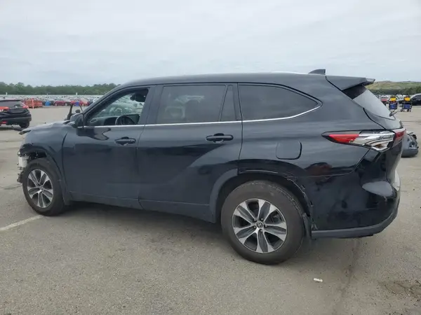 5TDGZRBH0NS204460 2022 TOYOTA HIGHLANDER - Image 2