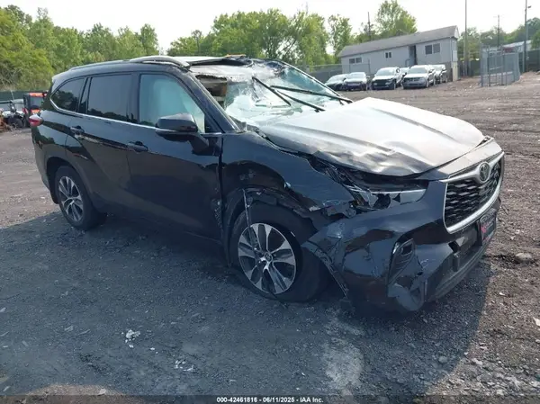 5TDGZRBH0NS218066 2022 TOYOTA HIGHLANDER - Image 1