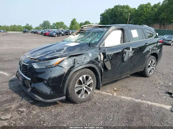 5TDGZRBH0NS218066 2022 TOYOTA HIGHLANDER - Image 2