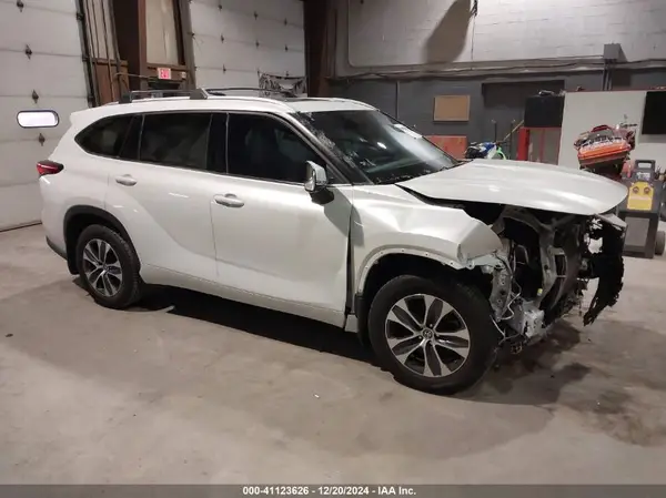 5TDGZRBH0NS224174 2022 TOYOTA HIGHLANDER - Image 1