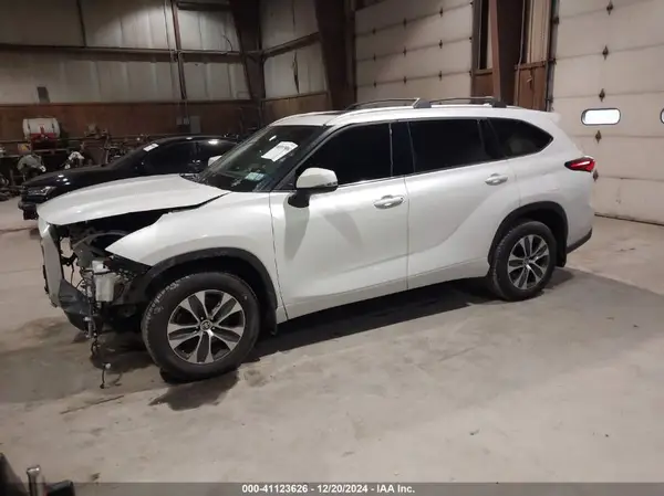 5TDGZRBH0NS224174 2022 TOYOTA HIGHLANDER - Image 2