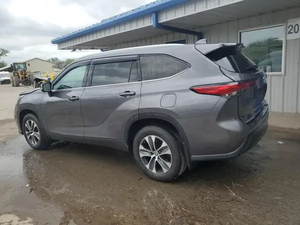 5TDGZRBH0NS225745 2022 TOYOTA HIGHLANDER - Image 2