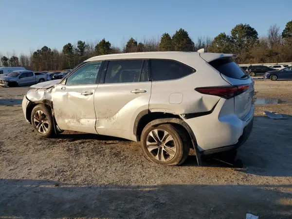 5TDGZRBH0NS246319 2022 TOYOTA HIGHLANDER - Image 2