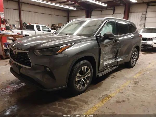 5TDGZRBH0NS247423 2022 TOYOTA HIGHLANDER - Image 2