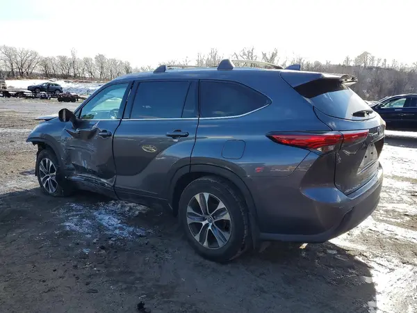 5TDGZRBH0NS251133 2022 TOYOTA HIGHLANDER - Image 2