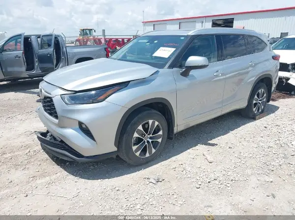 5TDGZRBH0NS251567 2022 TOYOTA HIGHLANDER - Image 2