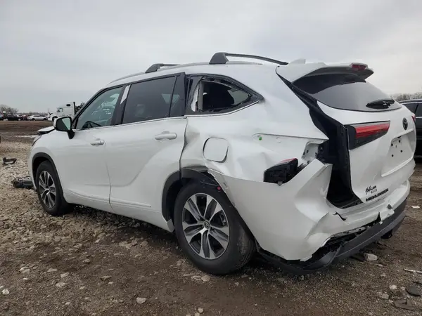 5TDGZRBH0NS254176 2022 TOYOTA HIGHLANDER - Image 2