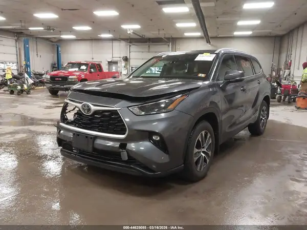 5TDGZRBH0NS256946 2022 TOYOTA HIGHLANDER - Image 2
