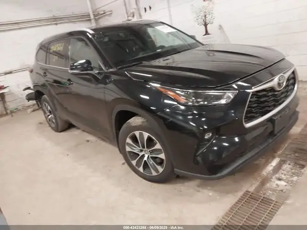 5TDGZRBH0NS560990 2022 TOYOTA HIGHLANDER - Image 1