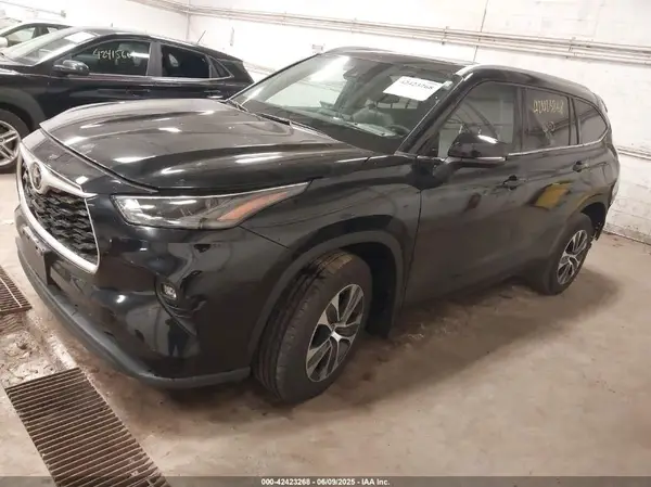 5TDGZRBH0NS560990 2022 TOYOTA HIGHLANDER - Image 2