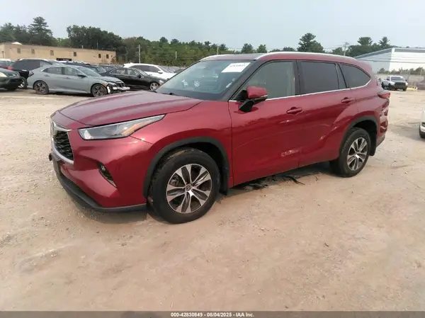5TDGZRBH0NS561170 2022 TOYOTA HIGHLANDER - Image 2