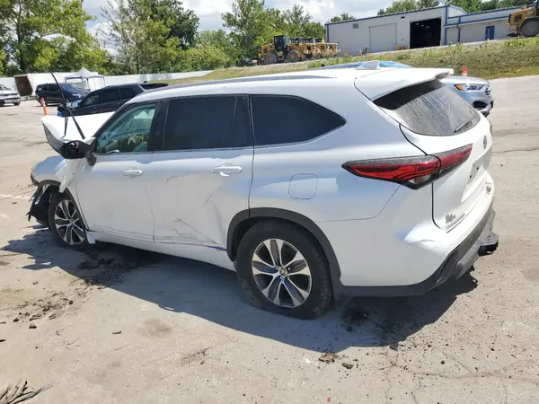 5TDGZRBH0NS573562 2022 TOYOTA HIGHLANDER - Image 2