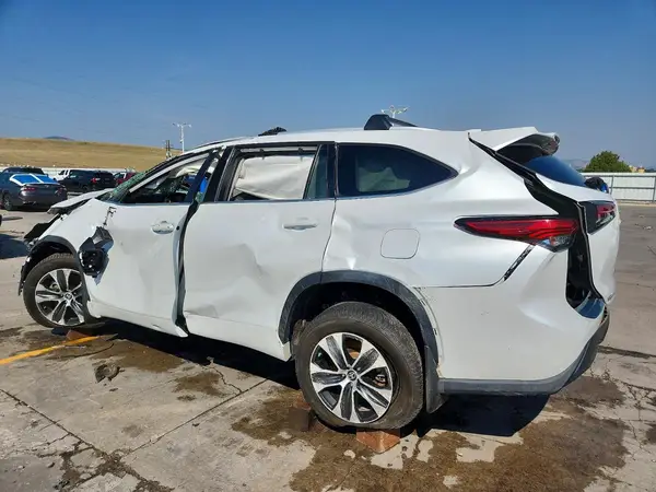 5TDGZRBH0NS578714 2022 TOYOTA HIGHLANDER - Image 2