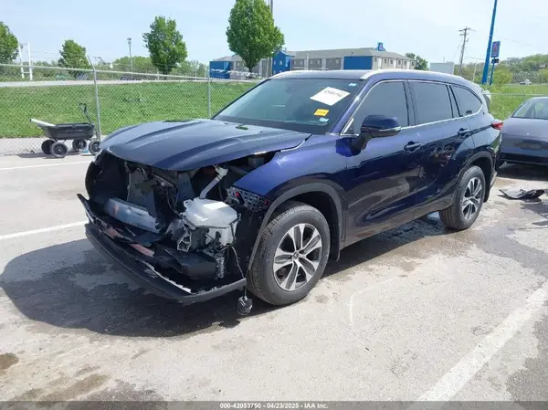 5TDGZRBH0NS581130 2022 TOYOTA HIGHLANDER - Image 2