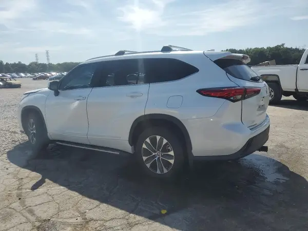 5TDGZRBH0NS581323 2022 TOYOTA HIGHLANDER - Image 2