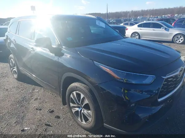 5TDGZRBH0NS585257 2022 TOYOTA HIGHLANDER - Image 1