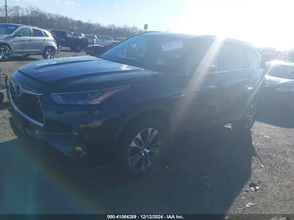 5TDGZRBH0NS585257 2022 TOYOTA HIGHLANDER - Image 2